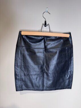 Wilfred Free (Aritzia) Faux Leather Mini Skirt | Black | Small 